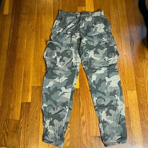 Women’s light cargo pants by Hippie Rose size XS used in good condition